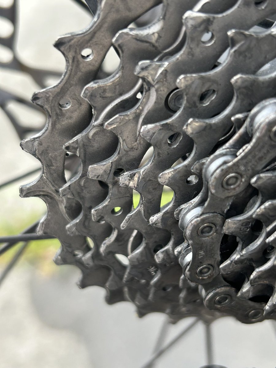 sanojunya0109's tweet photo. ワックス系潤滑剤、muc off dark energyを使って300km程のチェーン。
流石に汚れ0ではないが、まだワックスの効果はあるし、汚れはオイルに比べるとかなり少ない。
普通のディグリーザーでも問題なく落ちるのでバイクを綺麗に保ちやすい。
#mucoff
#diatec https://t.co/XBWFZ3JHvF