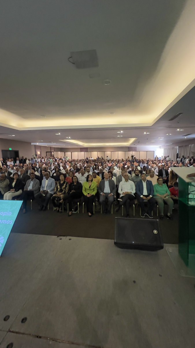 A casa llena en la reunión con los miembros  de la Dirección Central del Gran Santo Domingo y Monte Plata. 

<a href="/LeonelFernandez/">Leonel Fernández</a> 
<a href="/FPcomunica/">@Fuerza del Pueblo (FP)</a> 
<a href="/radhamesjimenez/">Radhames Jimenez</a> 
<a href="/RubenMaldonadoD/">Ruben Maldonado</a> 
<a href="/nconcepcion/">Nathanael Concepcion</a> 
<a href="/RafaelFAdC/">Rafael Alburquerque</a>