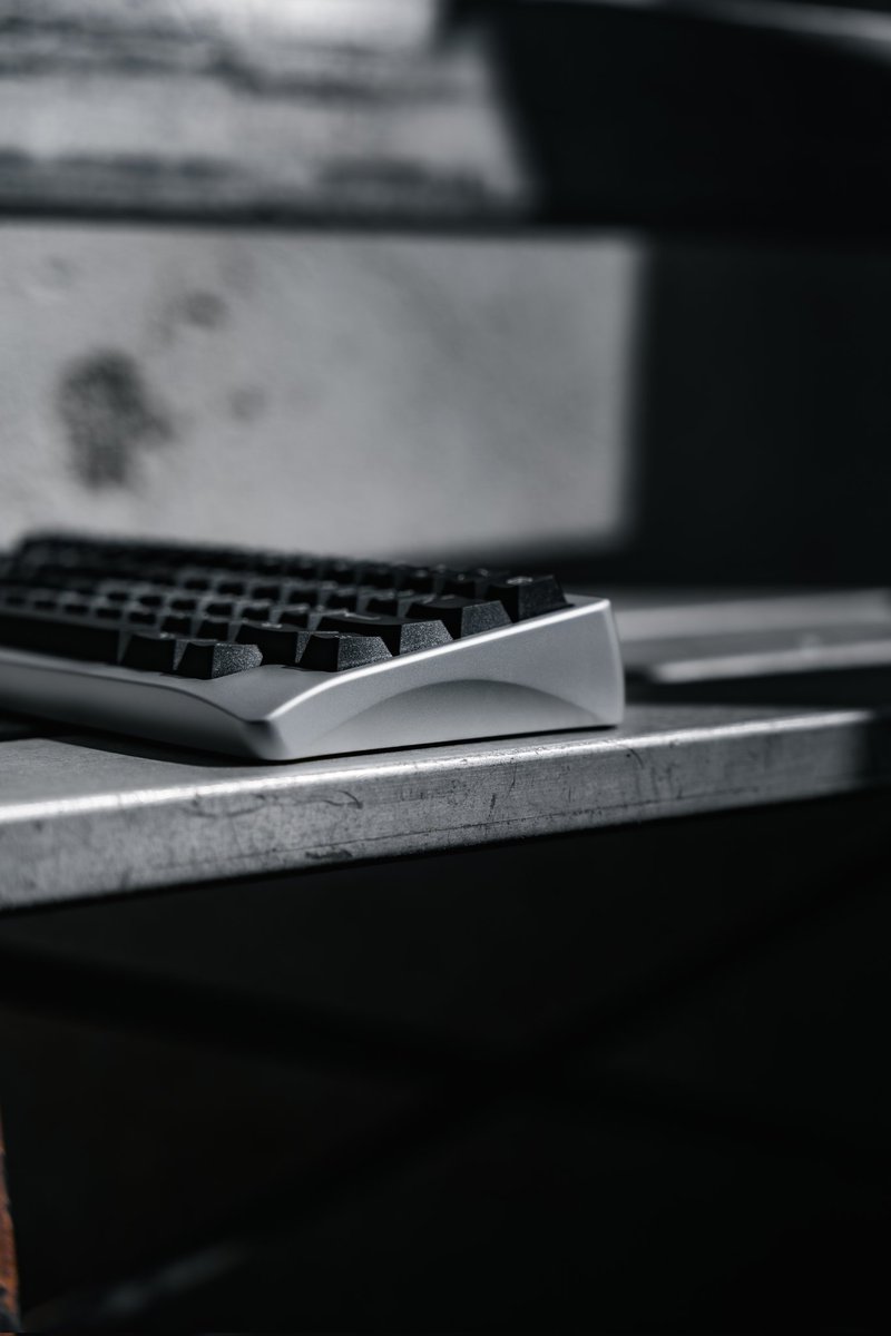 giusetup's tweet photo. Agar x Loki / Silver
.
I am definitely addicted to silver keyboards that's my new standard I guess
.
#mechanicalkeyboard #customkeyboard #kbdfans https://t.co/vT6sTxLZGR