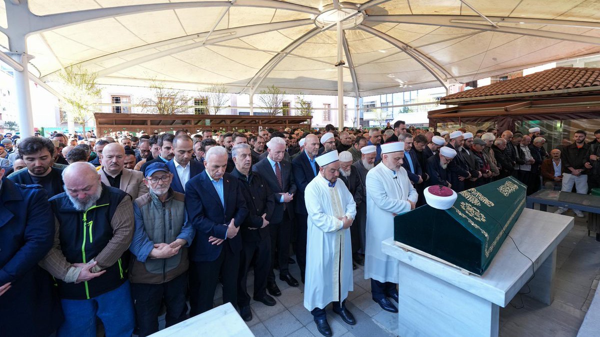 TC_istanbul's tweet image. Valimiz Davut Gül, Türkiye Büyük Millet Meclisi İçişleri Komisyonu Başkanı ve İstanbul Milletvekili Sayın Süleyman Soylu’nun vefat eden akrabası Hakkı Soylu için Haznedar Merkez Camii’nde kılınan cenaze namazına katıldı.

Vali Gül, aile ve yakınlarına başsağlığı dileklerini