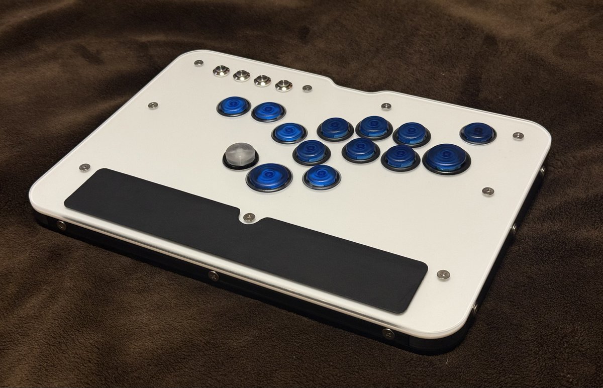 naruxu_sf's tweet photo. こんなのも自分で作ってます。
アケコンケースは3Dプリントとアクリルカットで全部自作。
特殊なインパクト用ボタンキャップも自作。

#G8SWIN https://t.co/ZSsE8zinL7