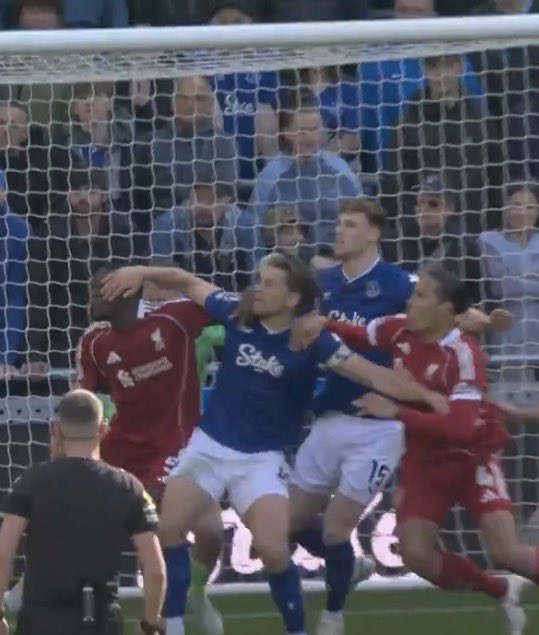 If Tarkowski made a bigger deal of Van Dijk’s and Konate’s hand on his shoulders, VAR would have had a decision on their hands…

#EVELIV