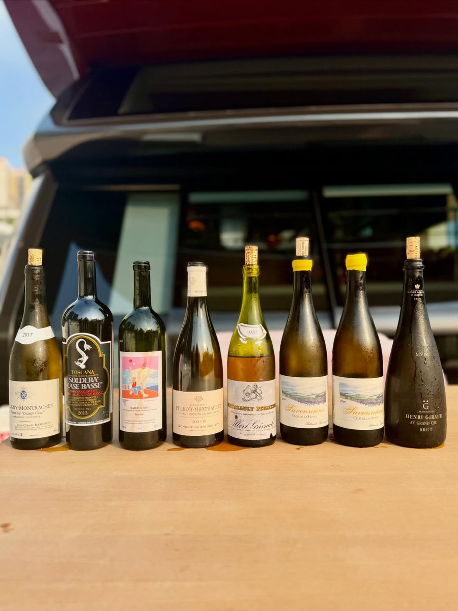 JeannieChoLee's tweet image. What we drank on a perfect boating Sunday in Hong Kong!

#sun #water #friends #wine #hongkong