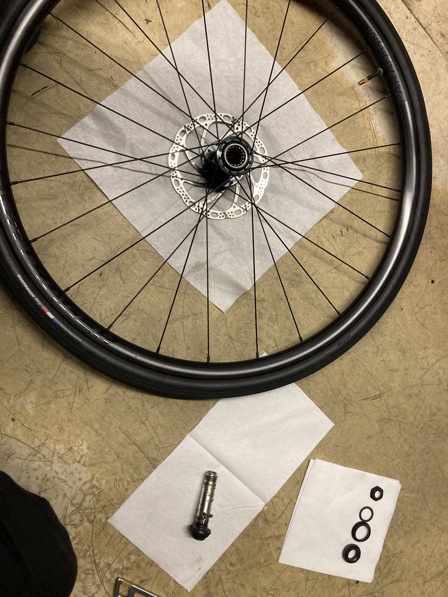 masaru185's tweet photo. ロードバイクはメンテナンスも楽しい https://t.co/xwjQgbGyUR