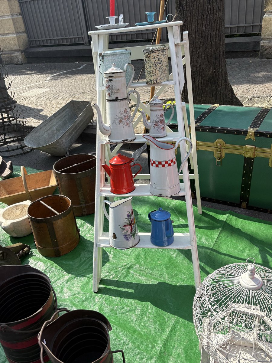 Herrmaennchen's tweet photo. Und #Flohmarkt. Ein richtig guter sogar. #Albenga https://t.co/NvayXVXsFe
