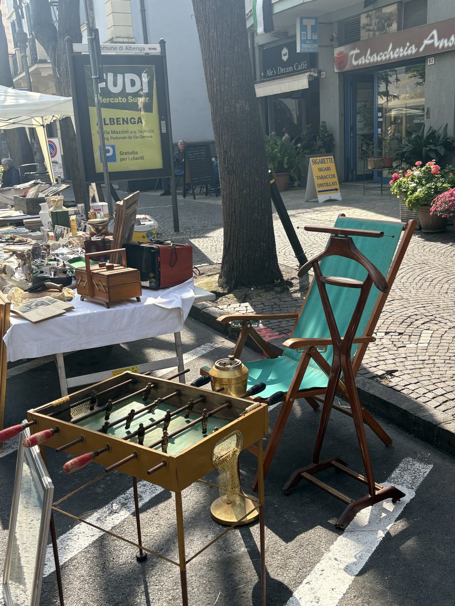 Herrmaennchen's tweet photo. Und #Flohmarkt. Ein richtig guter sogar. #Albenga https://t.co/NvayXVXsFe