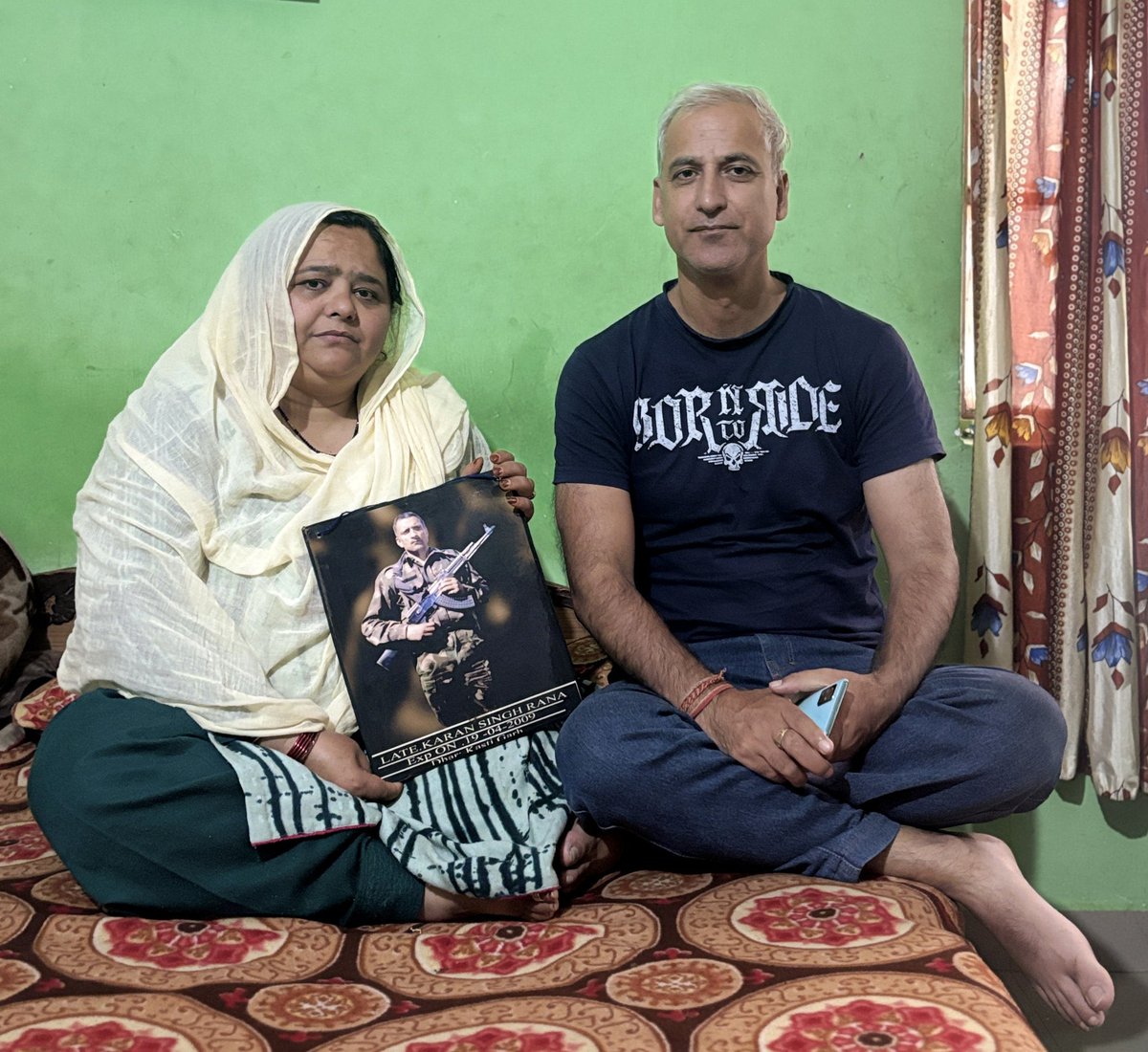 37VManhas's tweet image. Meet Smt Munna Devi. She was pregnant when her husband

SPO KARAN SINGH
@JmuKmrPolice

was immortalized #OnThisDay in 2009 in an encounter in which three terrorists were eliminated in district Doda of Jammu &amp;amp; Kashmir.

She received INR 2 Lakh one-time compensation, no pension &amp;amp;