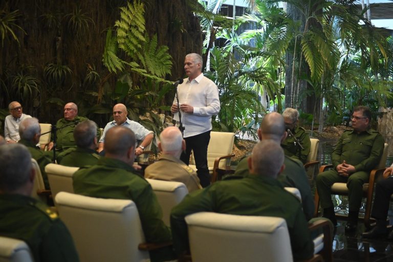 Nuestro presidente <a href="/DiazCanelB/">Miguel Díaz-Canel Bermúdez</a> reunido con varias generaciones miembros de la Asociación de Combatientes de La Revolución Cubana dijo:
“Por la Patria, la Revolución y el Socialismo, siempre vamos a vencer"  #YoSigoAMiPresidente
#GirónEsHoy #CubaEstáFirme