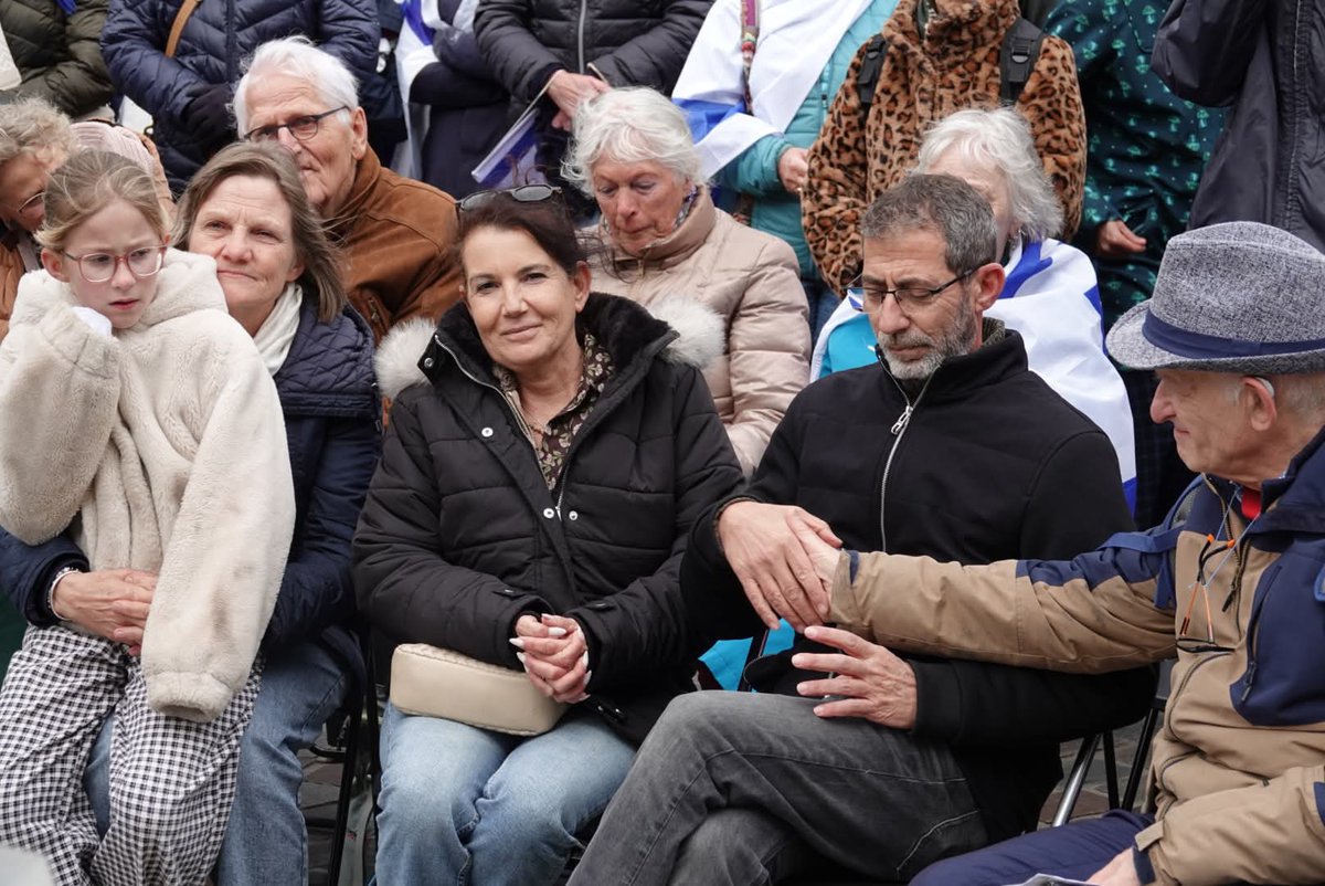 els_barneveld4's tweet photo. Zwolle vanmiddag ❤️🇮🇱
#MarchofLife.
De Israëlische Ilan Dalal vertelt over zijn zoon Guy die 2 jaar gevangenisstraf zat in Gaza:
"We hebben hem terug maar we moeten nog helen!"
Nooit meer is nu.💔 https://t.co/ZeQwmFcTgm