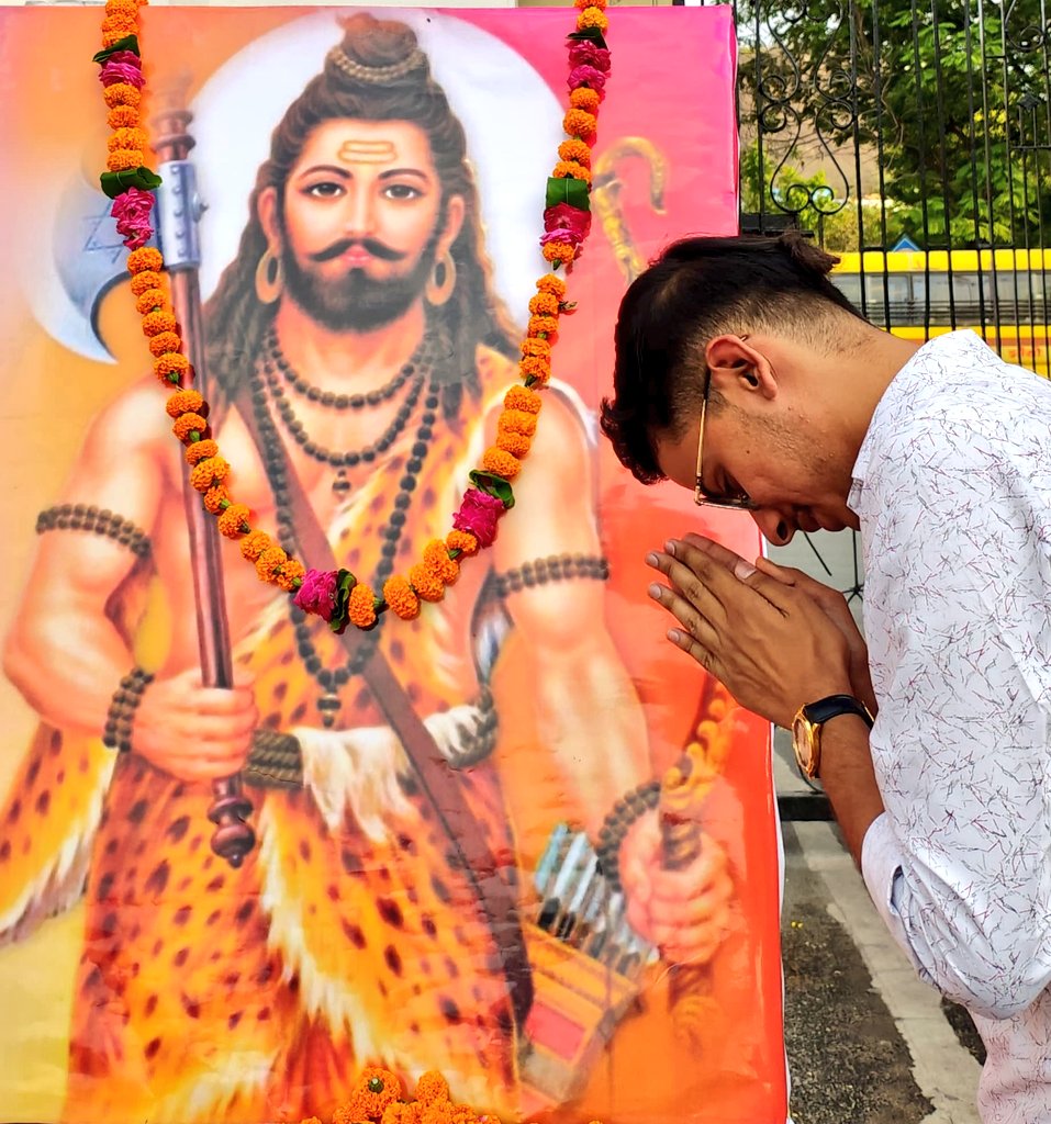 Rudrank_rawat's tweet photo. On Bhagwan Parshuram Jayanti, @ABVPVoice Bundelkhand University paid tributes recalling his ideals of sacrifice, penance and dharma, resolving to imbibe them. He inspires us to oppose injustice and stand for truth. 🙏🏻🚩

#ABVP #BundelkhandUniversity #JhansiEast https://t.co/A3j5rktKI0