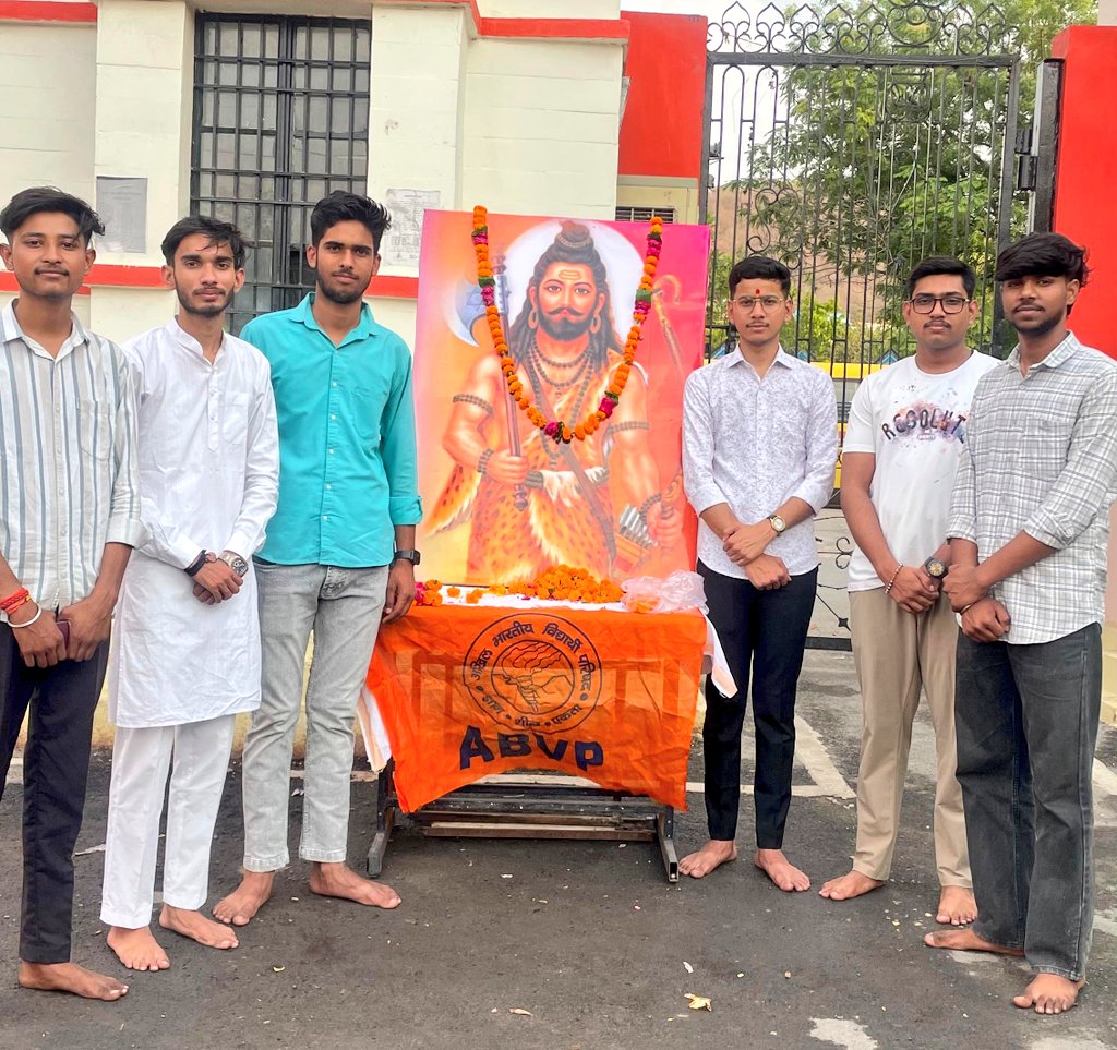 Rudrank_rawat's tweet photo. On Bhagwan Parshuram Jayanti, @ABVPVoice Bundelkhand University paid tributes recalling his ideals of sacrifice, penance and dharma, resolving to imbibe them. He inspires us to oppose injustice and stand for truth. 🙏🏻🚩

#ABVP #BundelkhandUniversity #JhansiEast https://t.co/A3j5rktKI0
