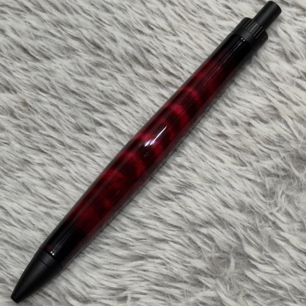 ■プレゼントキャンペーン

ラッカー仕上げの栃の木軸ペンをプレゼントします！ラッカー仕上げならではの透明感や杢目の立体感をお楽しみいただければと思います。
ブラックからレッドになるようグラデーション塗装を行った新色です！PRSというギターメーカーの高級感の再現を目指して製作しています。