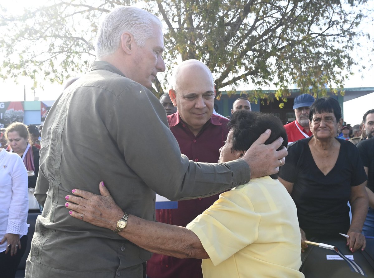 DiazCanelB's tweet image. Este domingo amanecimos en #Girón, suelo sagrado que regó la sangre generosa de nuestros abuelos y padres. Hace 65 años, ellos le propinaron la primera gran derrota al imperialismo en América. 

Hoy, allí, depositamos flores blancas, reverenciando su heroísmo, y firmamos la