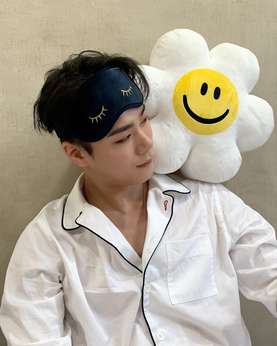 Porfayroha's tweet photo. “บินนี่จะเป็นพระจันทร์ของโรฮ่าตลอดไป…
ส่วนโรฮ่าจะเฝ้ามองและคิดถึงพระจันทร์ตลอดไปเช่นกัน” 🕊️🌙🤍

3 ปีแล้ว ยอมรับว่าไม่เข้มแข็งพอจะพิมข้อความ น้ำตาไหลทุกครั้งที่นึกถึง เหมือนยังทำไม่ได้ แต่ต้องไปข้างหน้าต่อ ไม่เคยลืมและไม่คิดที่จะลืม เมนคนโปรดตลอดไป 
“คิดถึงรอยยิ้มบินเสมอนะ” 💜 https://t.co/iVXehTcVZL