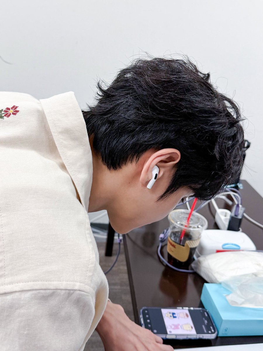 Highlight_AUent's tweet image. [📸] 양요섭(YANG YOSEOP) THE 3rd MINI ALBUM [Unloved Echo] 발매 기념 이벤트 - 일본

여러분의 귀한 시간, 소중한 오늘을 함께해 주셔서 고맙습니다💛
편안한 밤 보내시고 지금보다 조금 더 더워졌을 때 우리는 다시 만나요💡🌹

(시작은 요서비 안아였는데 그거 요서비 주세요가 되어버린 사건 /