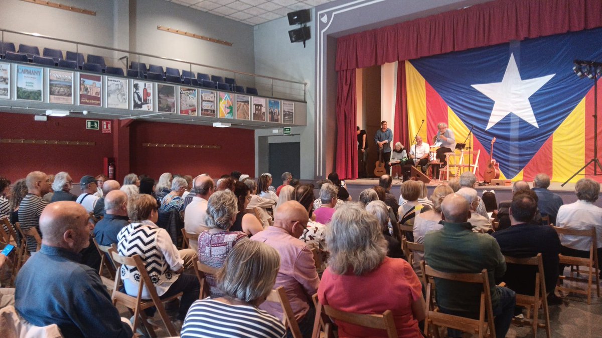 CLdR_Agullana's tweet photo. La sala La Fraternal de #Capmany aquest migdia plena de gom a gom.
Poesia i cants populars catalans.
Visca la cultura catalana❗
Per un Sant Jordi, Festa Nacional de la Cultura Catalana❗ https://t.co/ZlGAyc8xCk