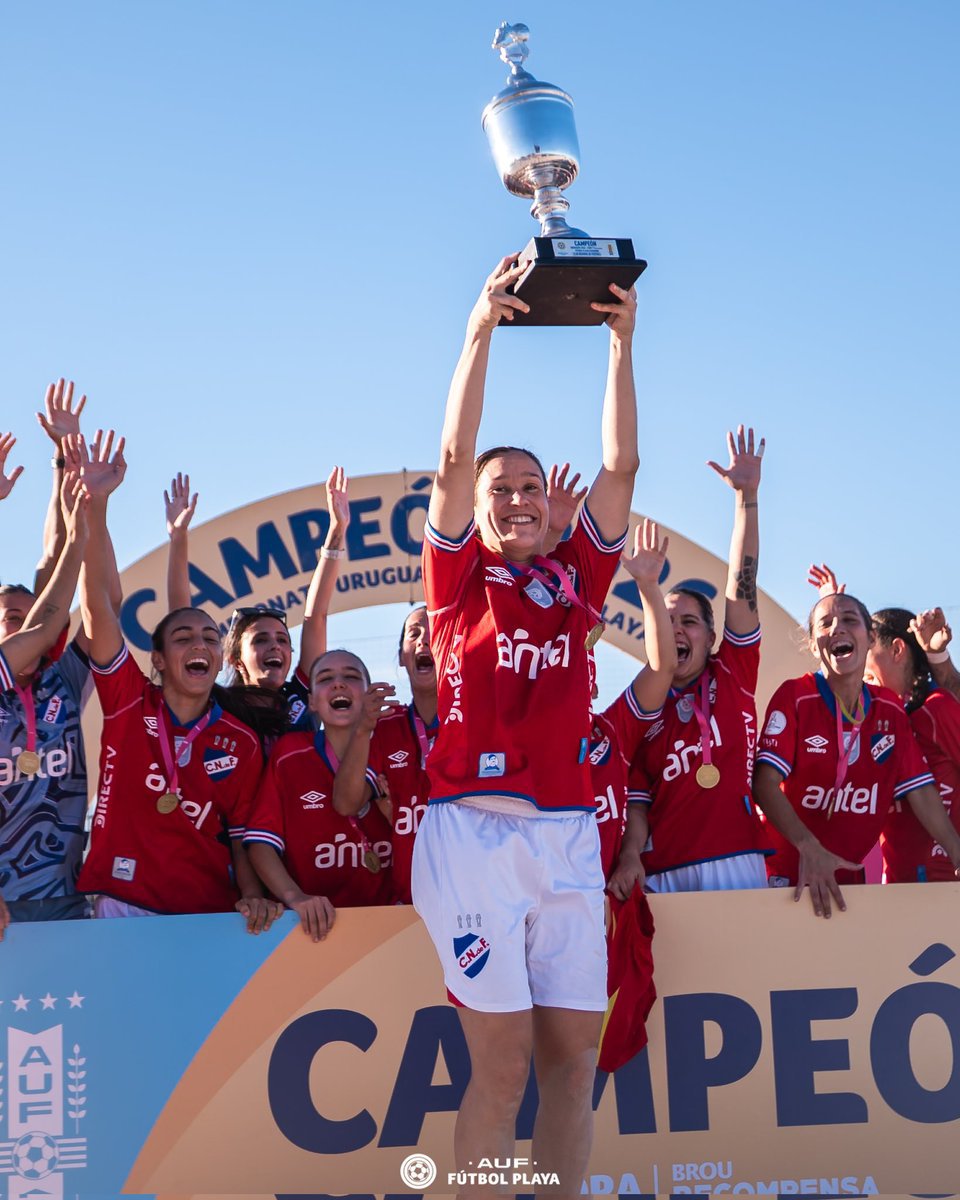 BICAMPEÓNAS 🏆 

OTRA FINAL CLASICA MÁS 

Otra vez las gurises de fútbol playa salieron campeones después de ganar el clásico por penales 

FELICITACIONES GURISAS💪🏽💪🏽