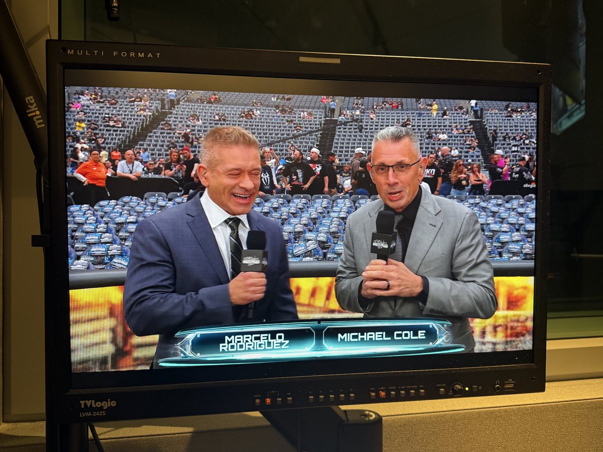MarceloAtWWE's tweet photo. ¡Qué gran placer trabajar al lado de una de las leyendas más grandes que conoce la narración de nuestra Industria! Gracias Michael, por tu generosidad, conocimiento, y don de gente. ¡Vamos por la segunda tanda!

#Wrestlemania https://t.co/7txHsv42ED