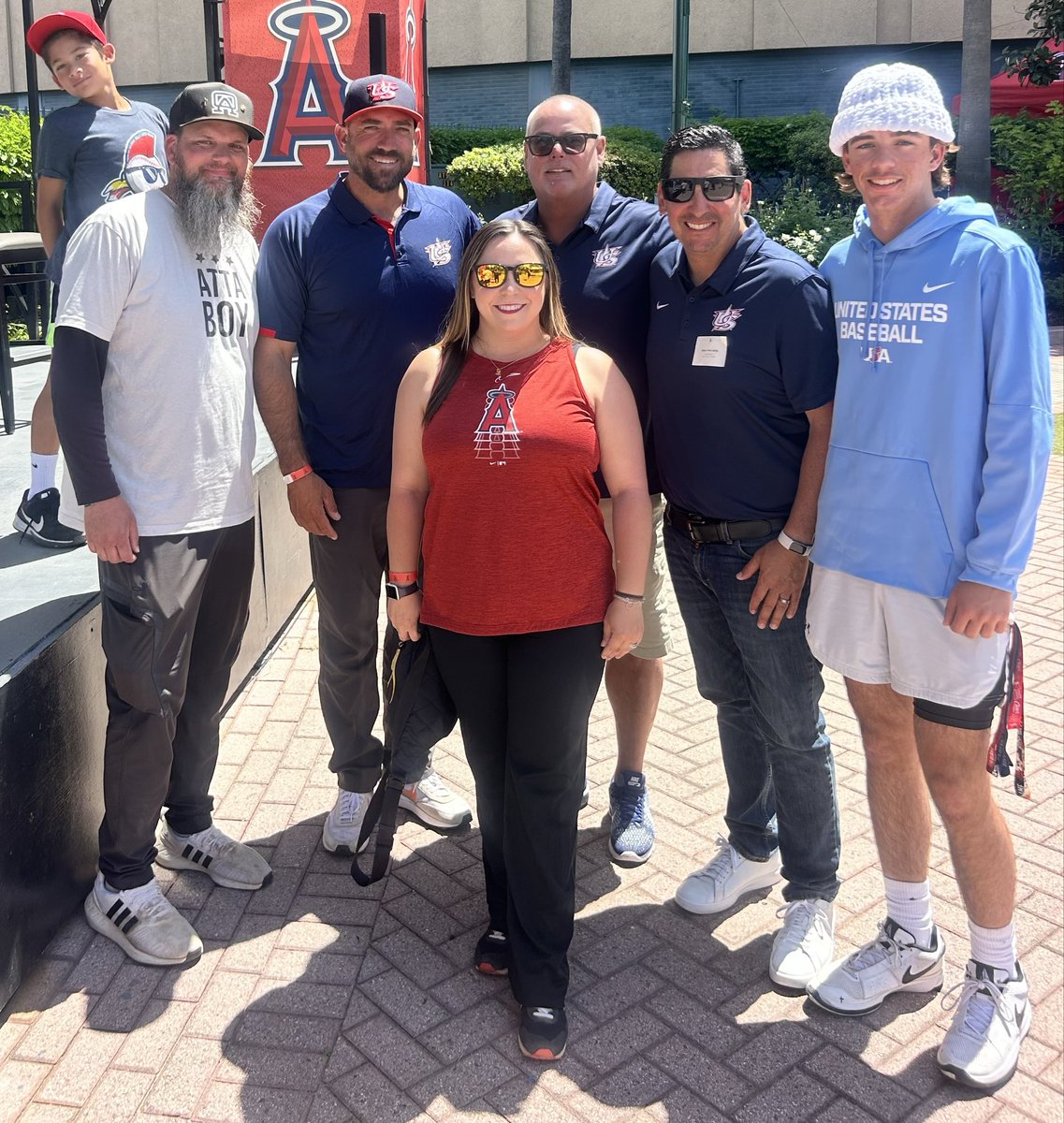 SEACoffeyCakes's tweet photo. Thank you @USABaseCoach and @Angels for a great #baseballcoach clinic! The Coffey family learned some great takeaways to bring to our littles at @LeagueOceanside. https://t.co/5OxuFBV9Bi