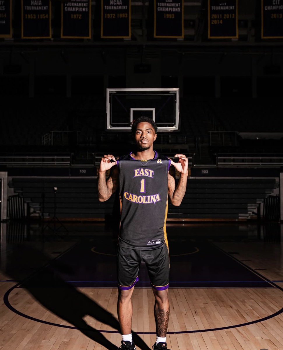 Tobias Bass tweet media