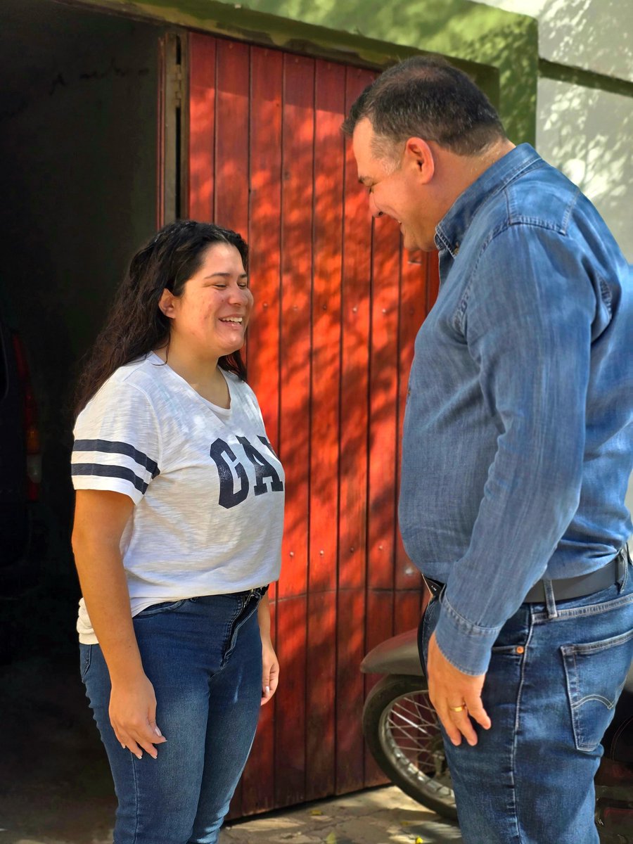 Visitamos a Melani Álvarez, joven artista de Villa María que viene construyendo su camino en la música con talento y dedicación. 🎶 Con 22 años volvió a presentarse en el Festival de Peñas de nuestra ciudad, donde ya había estado en 2019, cuando daba sus primeros pasos. 🤍 Desde