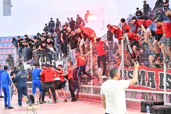 houda2056's tweet photo. 🔴 - ـ جماهير إتحاد العاصمة 🇩🇿تدخل أرضية الميدان وتهاجم جماهير أسفي 🇲🇦مما تسبب في استفزاز الجماهير المسفيوية وتوقف المباراة. https://t.co/1d9ggXYEU7