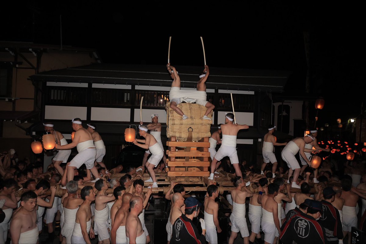 令和8年4月19日
岐阜県飛騨市古川町
「古川祭」気多若宮神社大祭
起し太鼓の大太鼓が打ち鳴らされると、その力強い音が町中に響き渡り、練り歩く一行とともに熱気が広がっていました。
#古川祭り