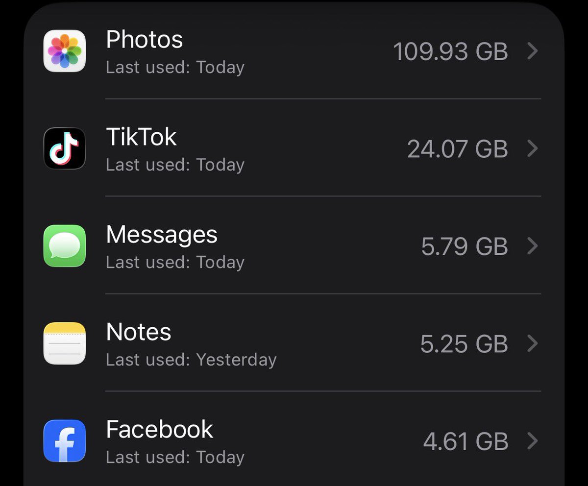 heavenandblack's tweet image. i don’t even know why my notes and facebook app take up that much space omg… #storagetwt #newbie