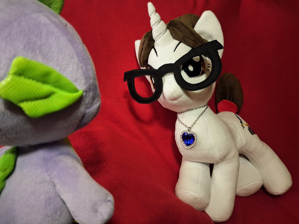 Pony4K's tweet image. Raven surprised Spike with a fancy dinner 💎
#mylittlepony #mlpfim #raveninkwell #spikethedragon #brony #ponies
#titanic #rosejack #reference