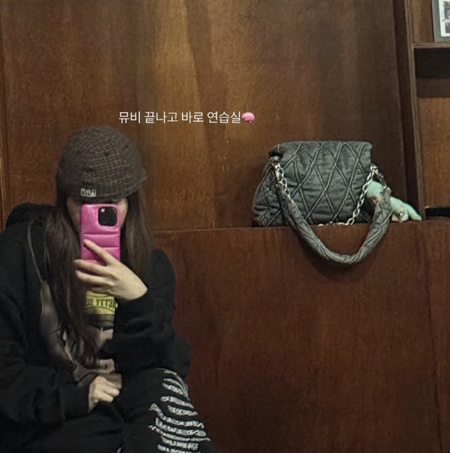 ArabAespa's tweet image. ⟢ 260419 🐟
ألمحت مصممات الرقصات رينان إلى مشاركتها في عودة ايسبا القادمة مع أغنية "LEMONADE" عبر قصتها على الانستقرام بعنوان :
"مباشرة إلى غرفة التدريبات بعد الانتهاء من تصوير الفيديو الموسيقي 🧠"
#aespa⋮ #æspa⋮ #에스파