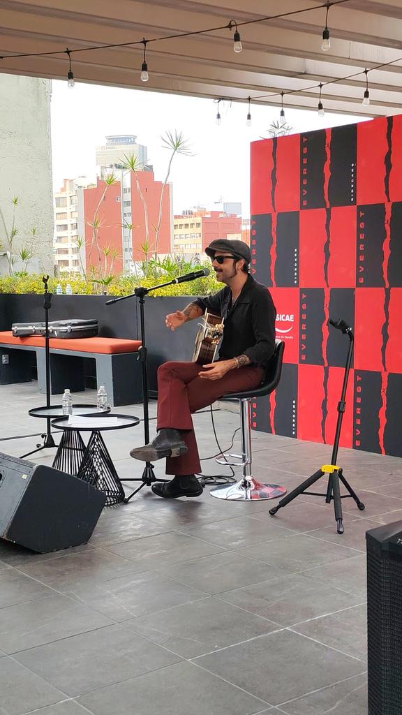 unpluggednewsmx's tweet image. Así sonó @Sidecarsrock en su paso por @warnermusicmex. 🎸 

Tuvimos el privilegio de escucharlos en exclusiva antes de su esperado arranque de gira con Everest en el Auditorio BB 💯

La banda madrileña ya está en CDMX y la cima se siente cerca. 🏔️🇲🇽

#Sidecars #Everest #Showcase