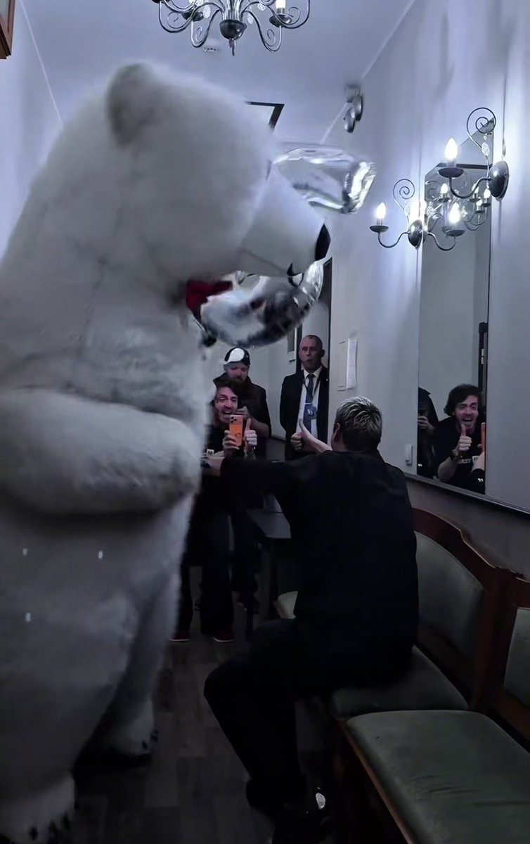 Он этого медведя аж отодвинул, чтобы к Арсению в кадр попасть