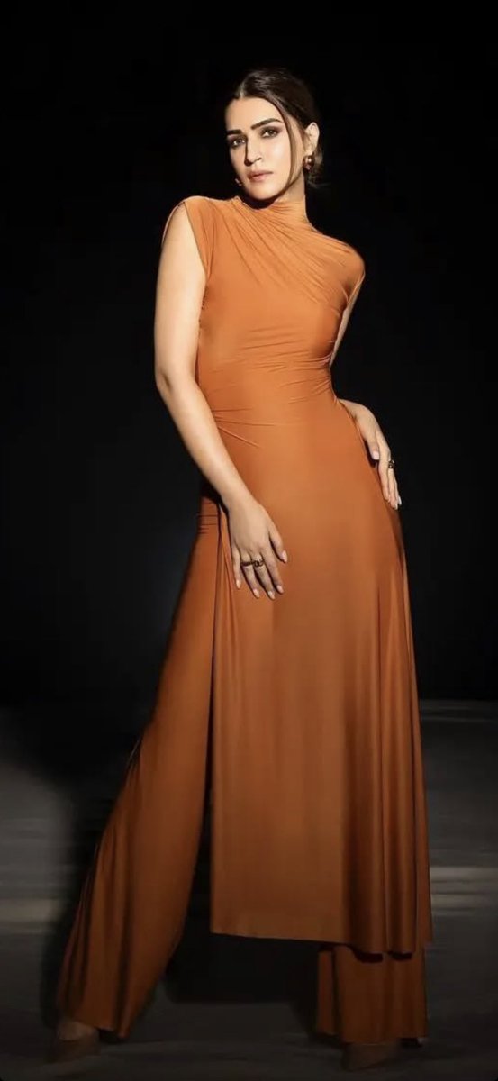 KritiSannon's tweet image. She is so beautiful #KritiSanon