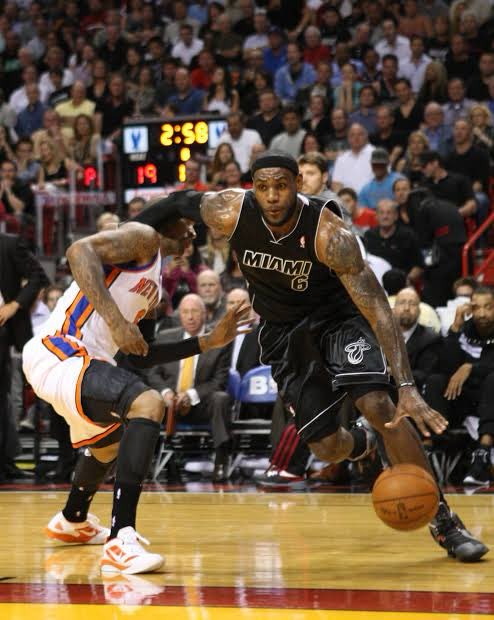 TheKumBucket_'s tweet photo. yeah justin bieber not succeeding at guarding heatles lebron https://t.co/sG2fyIk6Fq