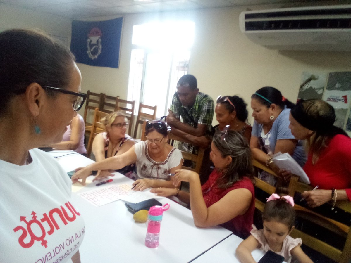 yaniovaFMC1's tweet photo. Ayer socializando experiencia sobre trabajo ideológico #FMC, hoy dando el ejemplo en el surco; no hay mejor manera para #MujeresEnRevolución que sabemos que nuestro #GirónEsHoy. #ACubaSeDefiende donde sea. #CubaVencerá #LaHabanaViveEnMí @FMC_Cuba @TeresaBoue @IzquierdoAlons1 https://t.co/5dr4CxWiAY