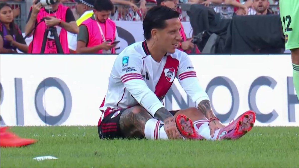 TyCSports's tweet image. MALAS NOTICIAS EN RIVER: DRIUSSI PIDIÓ EL CAMBIO

A los 17', el delantero de #River sintió una molestia y fue reemplazado por Salas en el Superclásico.