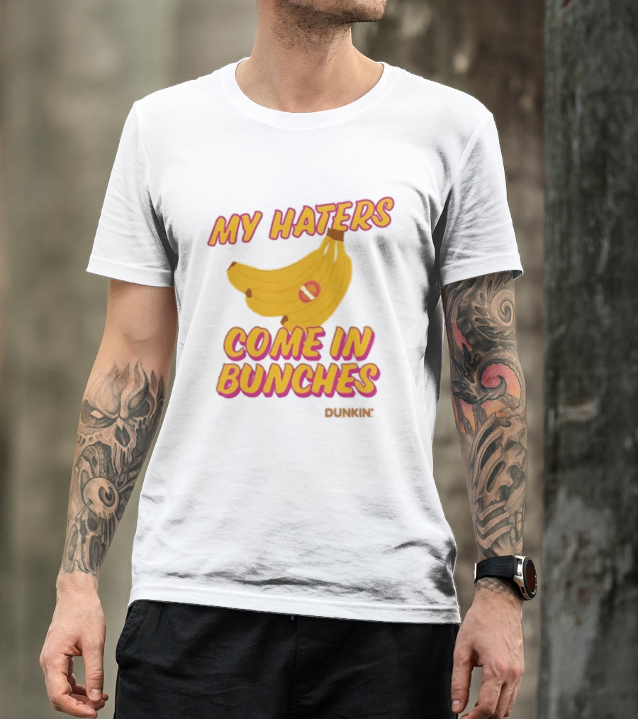 sarastanbrand's tweet image. Random thought: This "My Haters Come in Bunches Bananas Dunkin" T-shirt is such a vibe! 🍌 It reminds me of those fun Dunkin runs with friends. Anyone else feel like wearing your favorite snacks? sarastan.com/product/t-shir…

#Dunkin #Bananas #Tshirt #Sarastan #GoodVibes