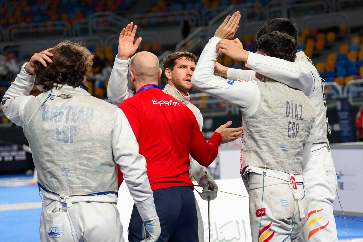 rfeesgrima's tweet photo. El equipo de florete masculino consigue entrar en una histórica semifinal en la Copa del Mundo de El Cairo tras vencer en octavos al equipo japonés (vigente campeón olímpico), que contaba con Iimura, quien había ganado la competición individual en la jornada pasada 🔥 https://t.co/U3kqGtoev9