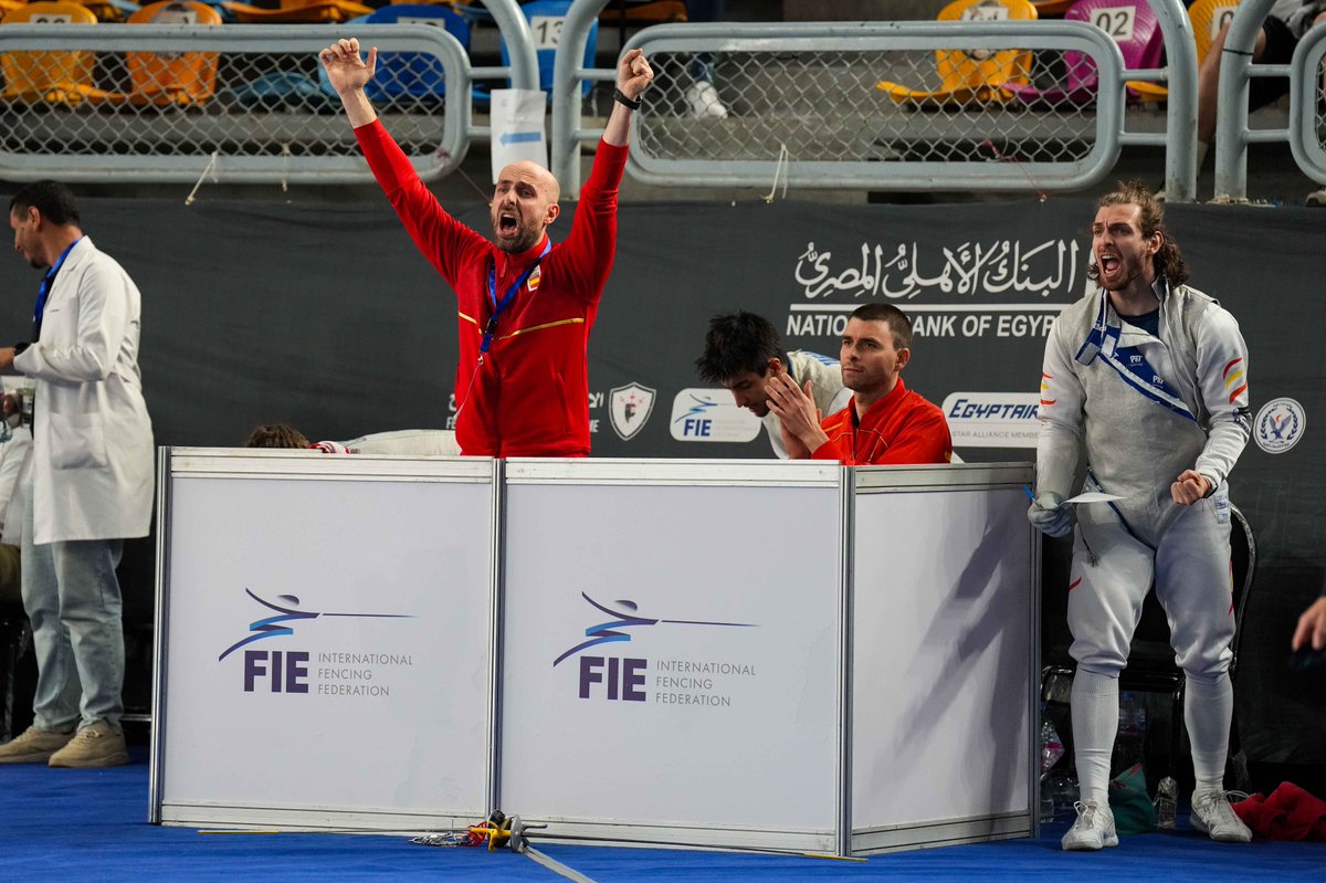 rfeesgrima's tweet photo. El equipo de florete masculino consigue entrar en una histórica semifinal en la Copa del Mundo de El Cairo tras vencer en octavos al equipo japonés (vigente campeón olímpico), que contaba con Iimura, quien había ganado la competición individual en la jornada pasada 🔥 https://t.co/U3kqGtoev9