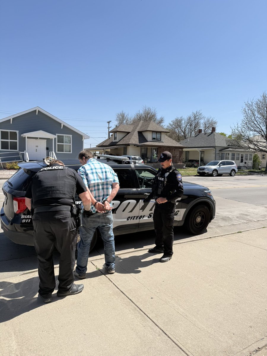 SterlingPDCO's tweet photo. ☀️🚔 Sunday Workin’ 🚔☀️

Some folks spend Sundays relaxing… our officers spent it collecting on four outstanding warrants in the 600 block of N. 3rd Street.

Weekend plans changed quickly. 😅

#SterlingPDCO #SundayWork #WarrantsServed #WeekendShift #KeepingBusy 🚓 https://t.co/dB30CeDZqq