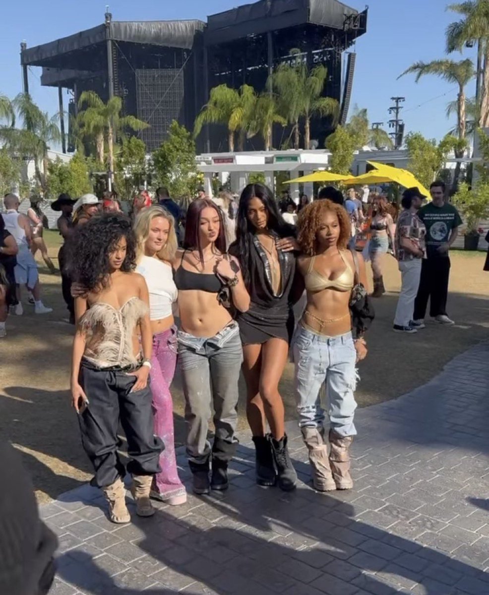 flolifers 🪐 tweet media