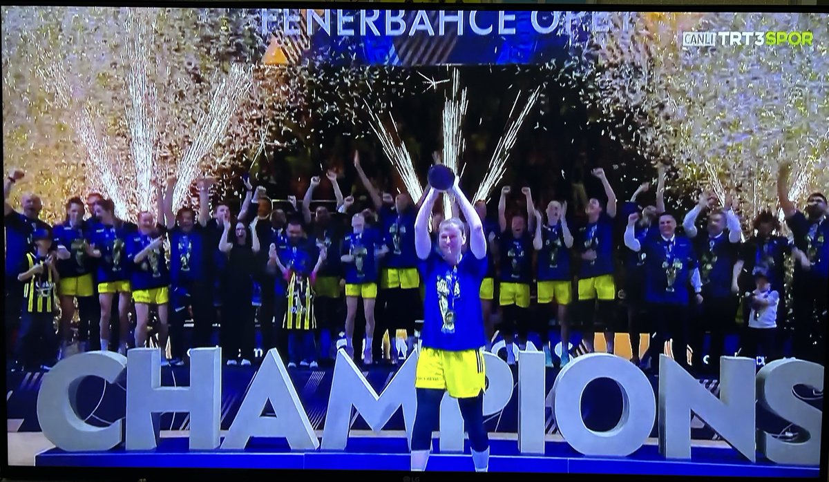 askinyasar13's tweet photo. Eurolig Şampiyonu Fenerbahçe Kadın Basketbol takımımızı tebrik ederim. https://t.co/mZQ9iGIN6Y