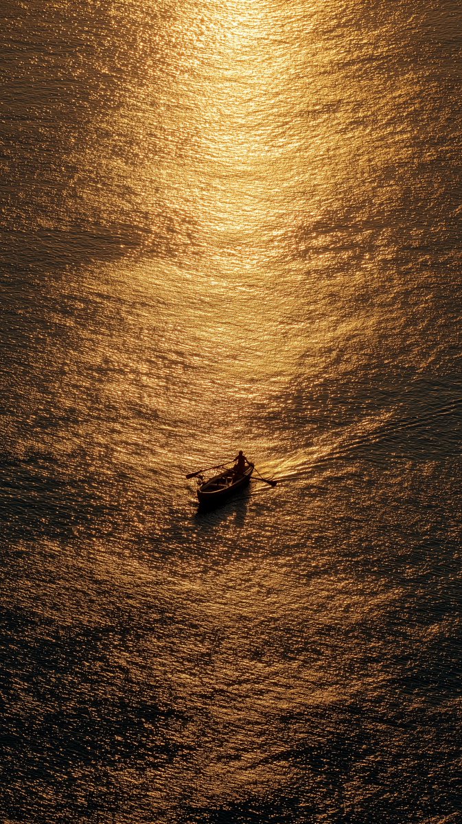 Cimix0C62597's tweet photo. Golden Solitude
Surrounded by light, yet completely alone.
#CinematicMood #Stillness #DeepVibes #OceanMood #GoldenLight #AiCreation #Wallpaper https://t.co/8upq78VDp0