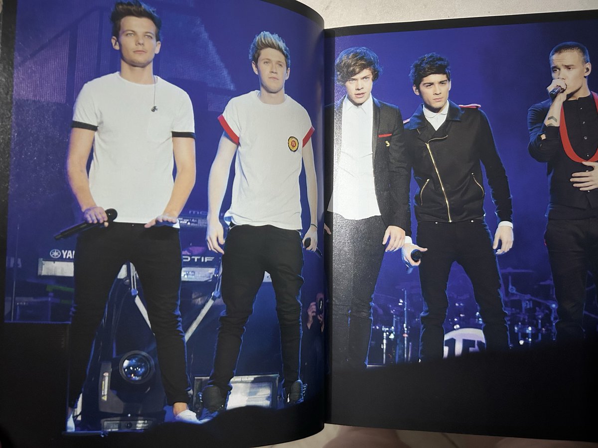 lwtmelon's tweet image. VENDO livro original one direction (item raro), todo em inglês. capa dura, em ótimo estado! 

R$500 + frete 

#onedirection #1D #HarryStyles #LouisTomlison #LiamPayne #niallhoran #ZaynMalik