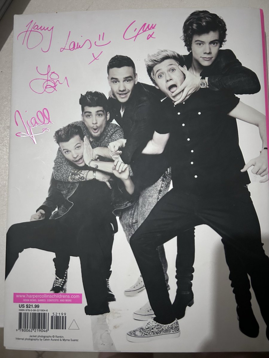 lwtmelon's tweet image. VENDO livro original one direction (item raro), todo em inglês. capa dura, em ótimo estado! 

R$500 + frete 

#onedirection #1D #HarryStyles #LouisTomlison #LiamPayne #niallhoran #ZaynMalik