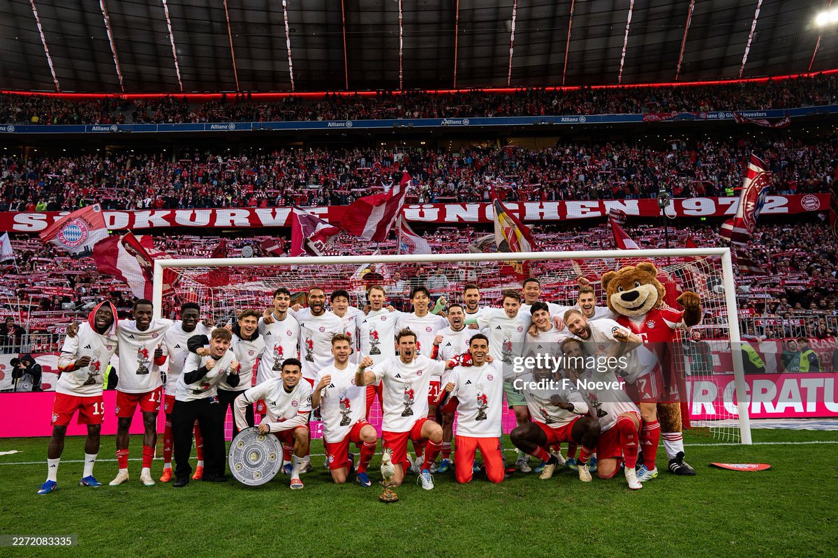 JuliGranatee's tweet image. #BayernMünich vuelve a conquistar otra #Bundesliga, luego de superar a #Stuttgart por 4-2. Un nuevo campeonato local, en el que ya acumula 35 en total. La derrota de ayer de Borussia Dortmund facilitó el festejo que se descandenó este domingo en el Allianz Arena.