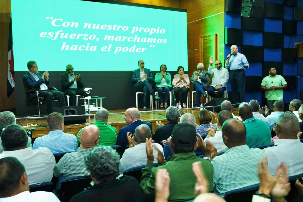 Importante Asamblea con la Dirección Central todas las provincia del Este, acompañados por el líder Leonel Fernández. 

#FuerzaDelPueblo #AsambleaFP #FPComunica