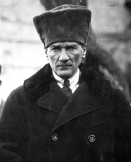 frekanstr_'s tweet photo. Atatürk’e hakaret ettiği için tutuklanan ve 37 gün sonra serbest bırakılan Fırat Kaptan:

"Cezaevine ilk gittiğim gün bazı gardiyanlar, 'Senin cezanı beğenmedik. Şu fotoğrafın karşısına geç ve selam dur' diyerek beni tehdit ettiler.

Zorla, bir buçuk saat boyunca Mustafa Kemal’in fotoğrafının önünde beklettiler."