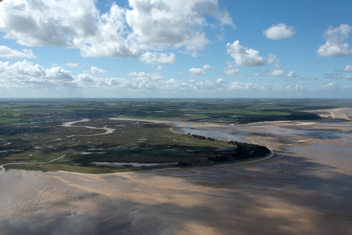 johnfielding001's tweet image. The tide here doesn’t creep in — it races. At Wells-next-the-Sea the channels fill fast, cutting off sandbanks and footpaths in minutes #WellsNextTheSea #aerial #Norfolk