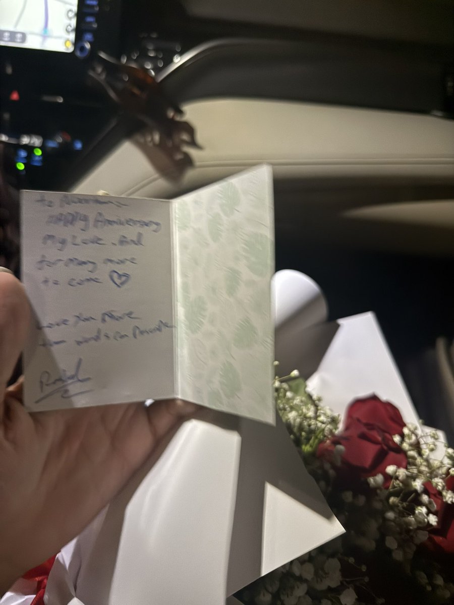 baka_yarouuuu's tweet photo. النهاردة كان الanniversary بتاع اول date لينا وهو عمل كل حاجة perfect 
١- عزمني عالعشا في المكان اللي اول مرة نزلنا date فيه
٢- جابلي gold bracelet 
٣- جابلي شنطة
٤- جابلي ورد https://t.co/cn7gDlP0Df